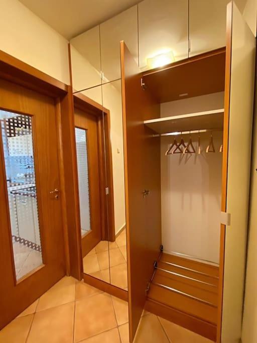 Lovely & Quiet 1-Bedroom Condo With Free Parking 부쿠레슈티 외부 사진
